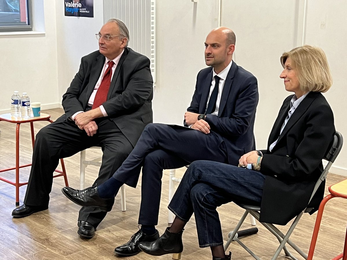 re_clamart's tweet photo. 🚀 Merci @jnbarrot @JLBourlanges et @iflorennes92 pour cette réunion publique particulièrement inspirante sur les enjeux économiques, sociaux et géopolitiques des #ElectionsEuropéennes 

Nous avons tout pour poursuivre la belle campagne pour @BesoindEurope avec @ValerieHayer 🇪🇺🇫🇷 https://t.co/xirVu9xcBE