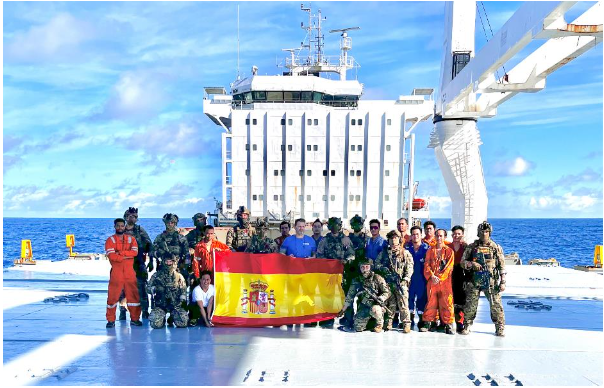 EMADmde's tweet photo. La fragata Canarias 🇪🇸 acude en ayuda de un buque liberiano 🇱🇷 tomado por piratas en el Índico. Lo aborda y asegura la embarcación para tranquilidad de la tripulación del mercante 🚢. Mitigado el peligro la fragata aseguro la reanudación del transito del mercante. @eunavfor actúa. #Mops @Armada_esp