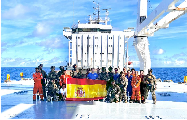 La fragata Canarias 🇪🇸 acude en ayuda de un buque liberiano 🇱🇷 tomado por piratas en el Índico. Lo aborda y asegura la embarcación para tranquilidad de la tripulación del mercante 🚢. Mitigado el peligro la fragata aseguro la reanudación del transito del mercante. @eunavfor