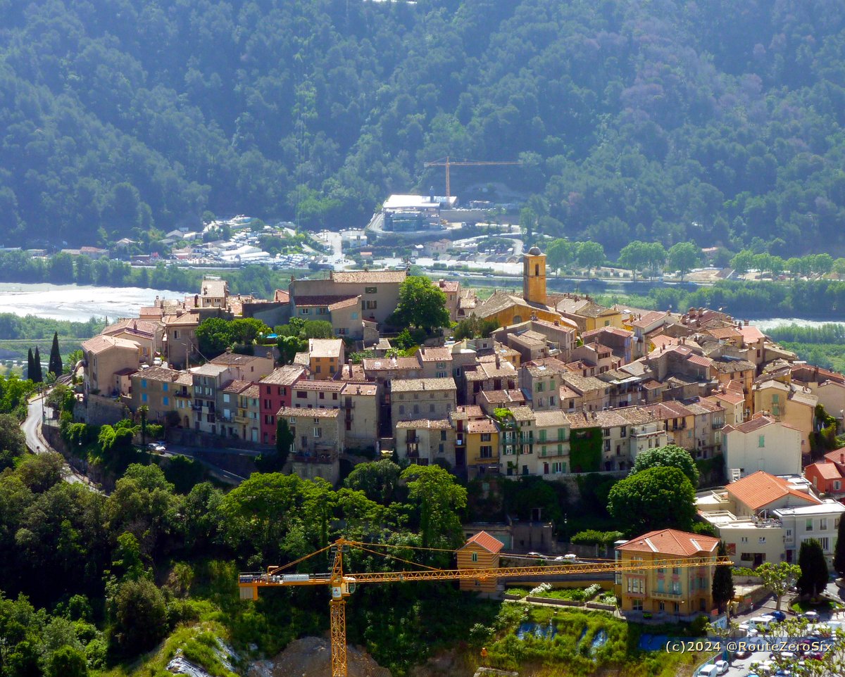 Le village de Gattières perché au dessus de la vallée du Var (Alpes-Maritimes) #Gattières #ValleeduVar #AlpesMaritimes #CotedAzurFrance #FrenchRiviera #Provence #RegionSud