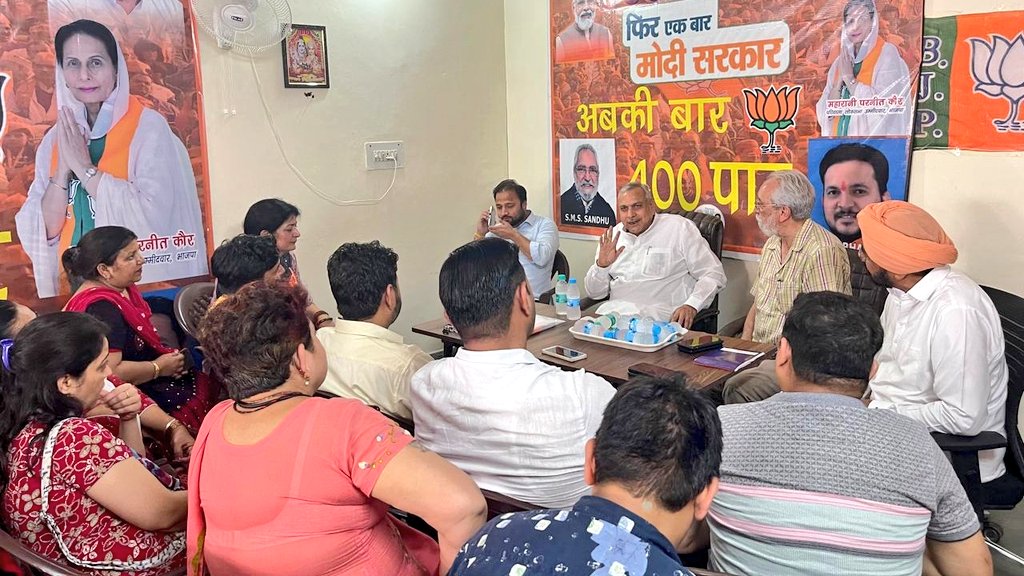 saudansinghbjp's tweet photo. आज पटियाला लोकसभा के अंतर्गत डेरा-बस्सी विधानसभा चुनाव कार्यालय में उपस्थित कार्यकर्ताओं के साथ चुनाव की तैयारियों के संबंध में अनौपजारिक वार्ता की।

पटियाला लोकसभा का प्रत्येक कार्यकर्ता इस बार अधिक से अधिक मतदान करवाकर, कमल का फूल खिलाने के लिये लगे हुये है।
@BJP4Punjab https://t.co/c8JBqkGZaz