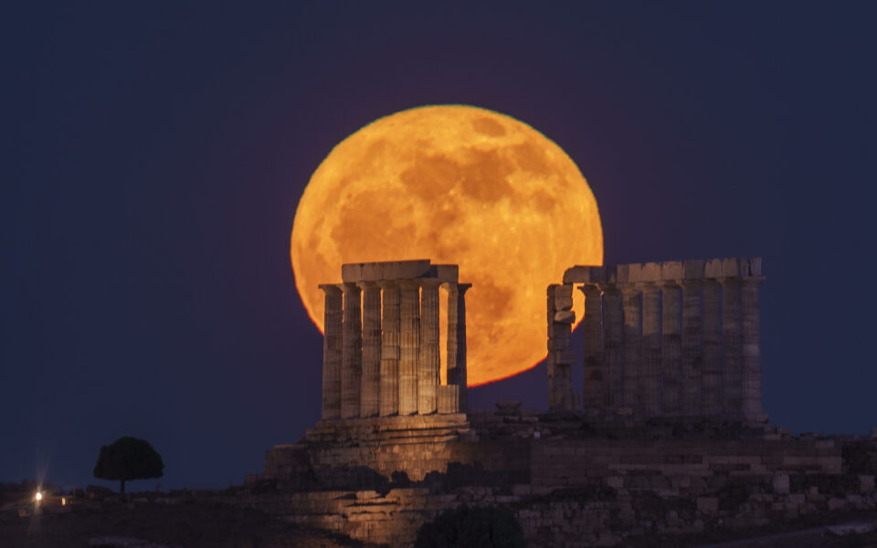 Full moon rises behind Temple of Poseidon at Cape Sounio dlvr.it/T7KxYN