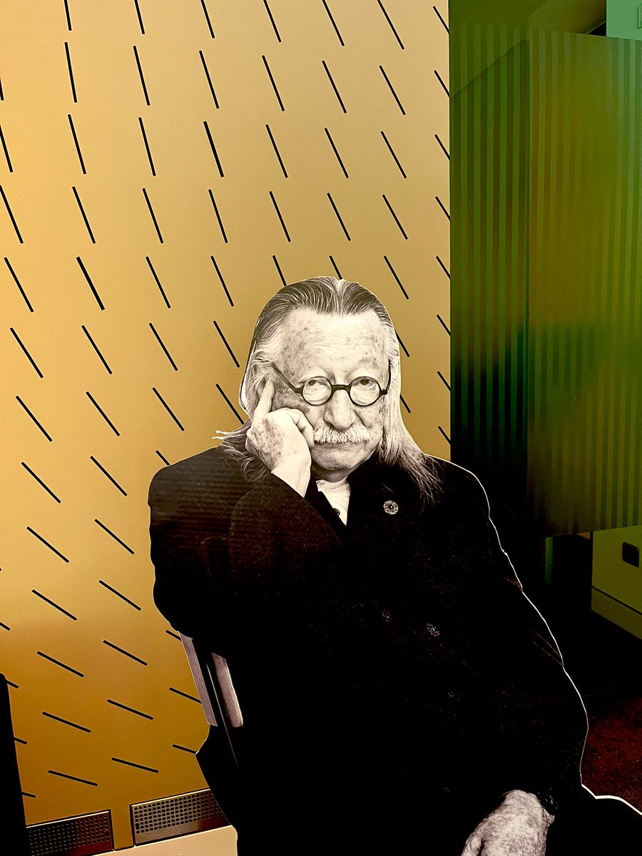 Very nice to be in #Berlin again! 

Thank you so much for having me presenting the book #DataRules <a href="/JWI_Berlin/">Weizenbaum-Institut</a> at the Expertise in digital transformation conference 

Always learning when talking about the book and this time from a crowd of sociologists and STS scholars!