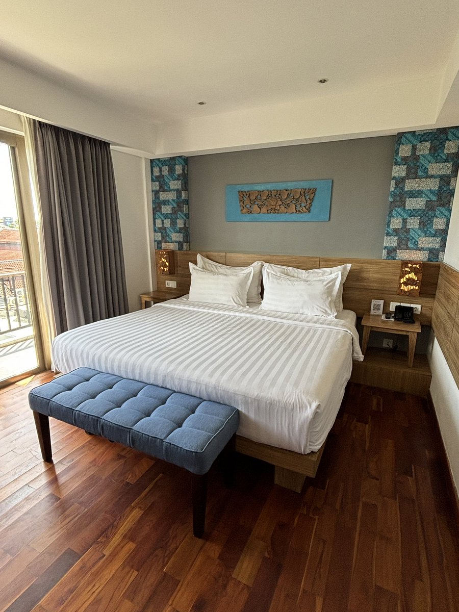 RepeatTravels's tweet image. I’ve searched thru hundreds of hotels and reviews. d'Primahotel Petitenget Seminyak. This is what $30/night gets you, a tired ex-4-star, 30min walk from the beach. Breakfast is just okay, WiFi's rough. 3/5
#BaliAccommodation #balihotels #ExpectationVsReality #seminyak #hotels