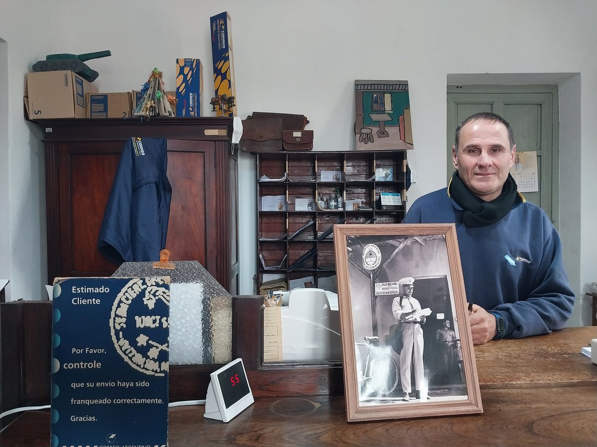 leandrovesco's tweet photo. "La primera reacción fue llorar" Santa Regina es un pueblo aislado de 500 habitantes en PBA. Hace unos días le comunicaron al cartero que cerraba el Correo y él se quedaba sin trabajo. El pueblo resiste el cierre. Fuimos, vía @LANACION Edita @Fermassa7

https://t.co/IMPjhwvWV3 https://t.co/gmV2DG6OC2