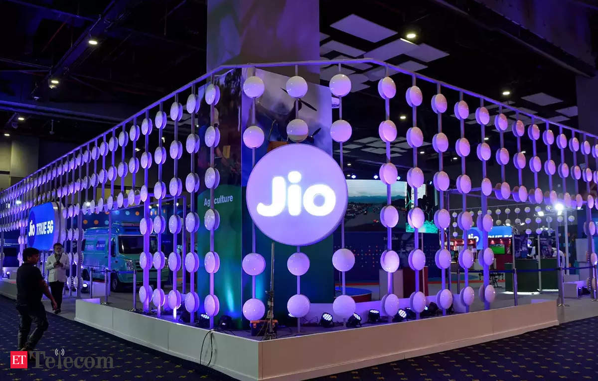 Jio Financial unit to buy Rs 36,000 crore worth of telecom gear from Reliance Retail #JioFinancial #TelecomGear #RelianceRetail #RelianceJio #ETTelecom zurl.co/7oOf