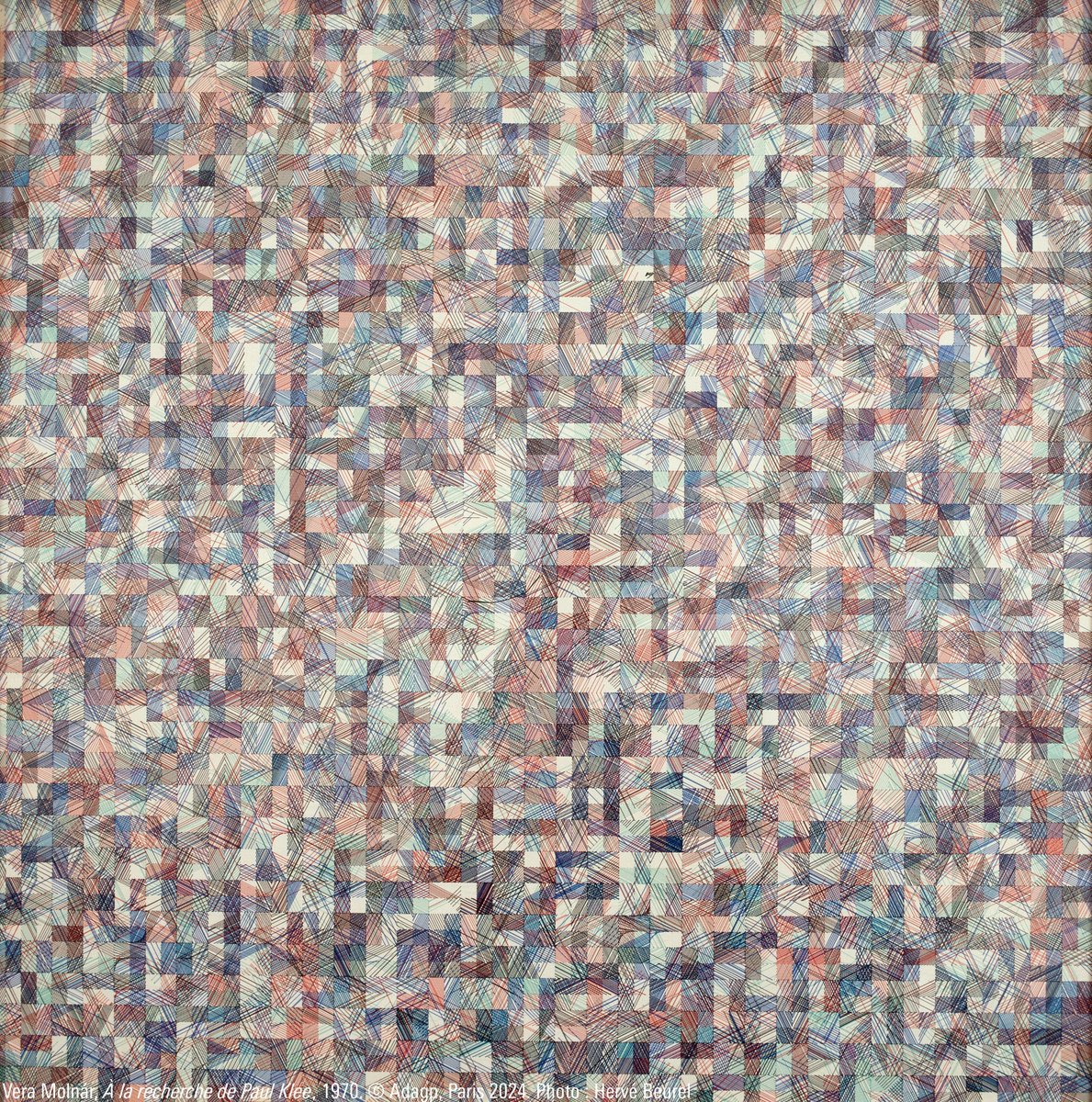 À la recherche de Paul Klee 🔎 En 1970, une peinture de Paul Klee constituée d'un damier dont les cases sont remplies de lignes parallèles ou obliques (« Variationen (Progressiv Motif) » 1927) inspire à Vera Molnár l'importante série « À la recherche de Paul Klee ». Visitez