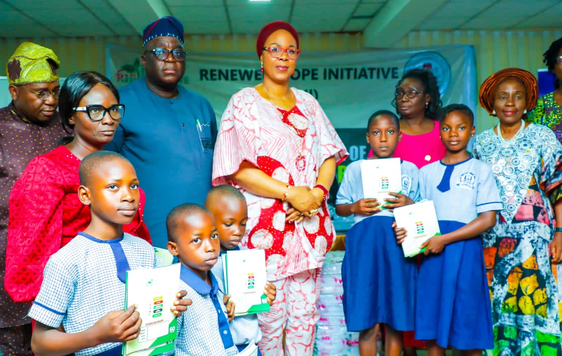 Wife of Ekiti State Governor, Dr. Olayemi Oyebanji, has hailed the First Lady of the Federal Republic of Nigeria, Senator Remi Tinubu, for donating 50,000 Exercise Books to pupils and students of public schools in the Land of Honour. Read More Here 👇 skymediaconsults.blogspot.com/2024/05/ekiti-…