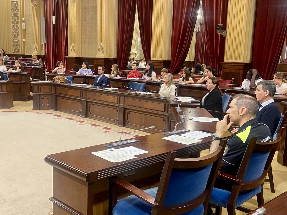 📌 El conseller @gsanchezcifre assisteix a la rendició de comptes de les propostes aprovades en el XII Parlament Infantil. 🏛️ Amb representants dels diferents Consells de Participació. ✅ Ciberassetjament, educació, medi ambient... Orgull de joves. Prenem nota i seguim!