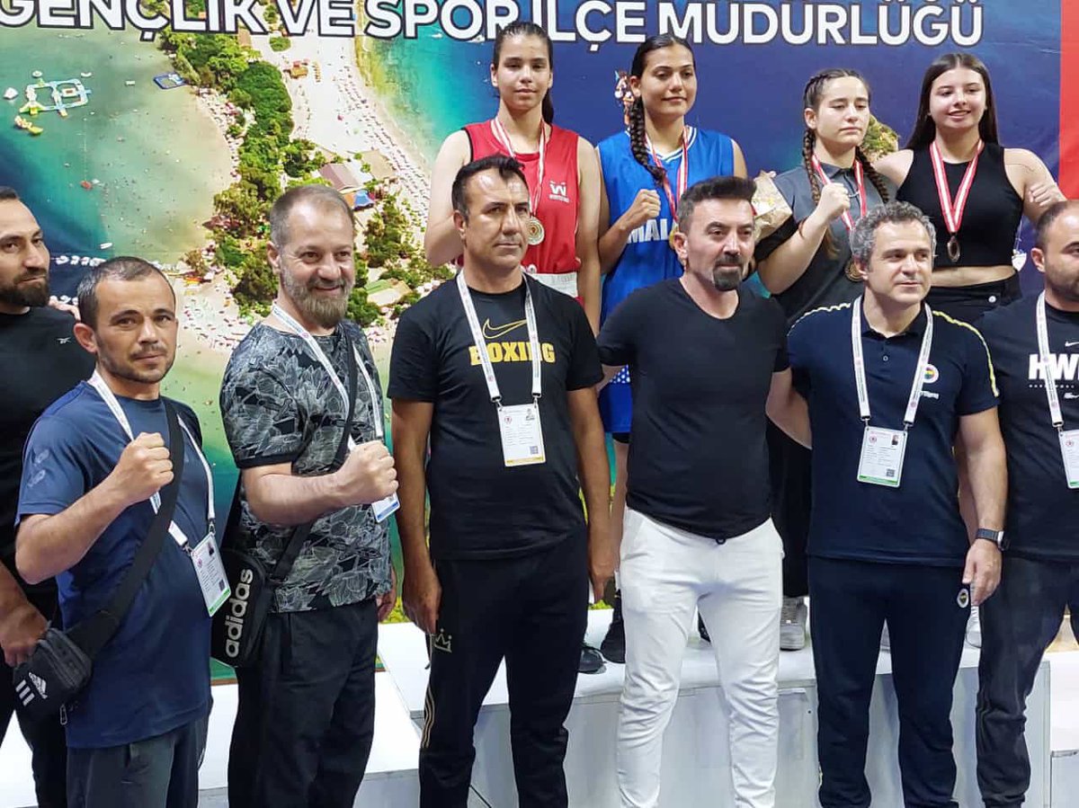 📍Muğla / Fethiye Yıldız (Erkekler-Kadınlar) Boks 🥊 Türkiye Şampiyonasına ilimizi temsil etmek üzere katılan sporcularımız 2 siklette 2.lik ve 2 siklette 3.lük kazandı. 🏆 Dereceye giren sporcularımızı ve antrenörlerini tebrik ederiz. 👏🏻 @gencliksporbak @OA_BAK