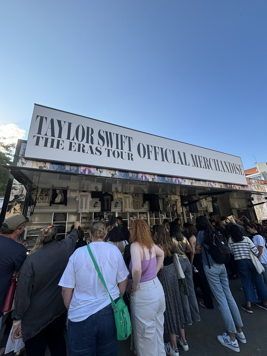 antena1rtp's tweet photo. Taylor Swift estreia-se hoje em Portugal. Mas o concerto começa muito antes de a artista subir ao palco, com a compra dos produtos oficiais. Ouvir reportagem: https://t.co/hldx78P7nZ
#taylornation #erastour #taylorswift https://t.co/f1MUL7kn3F