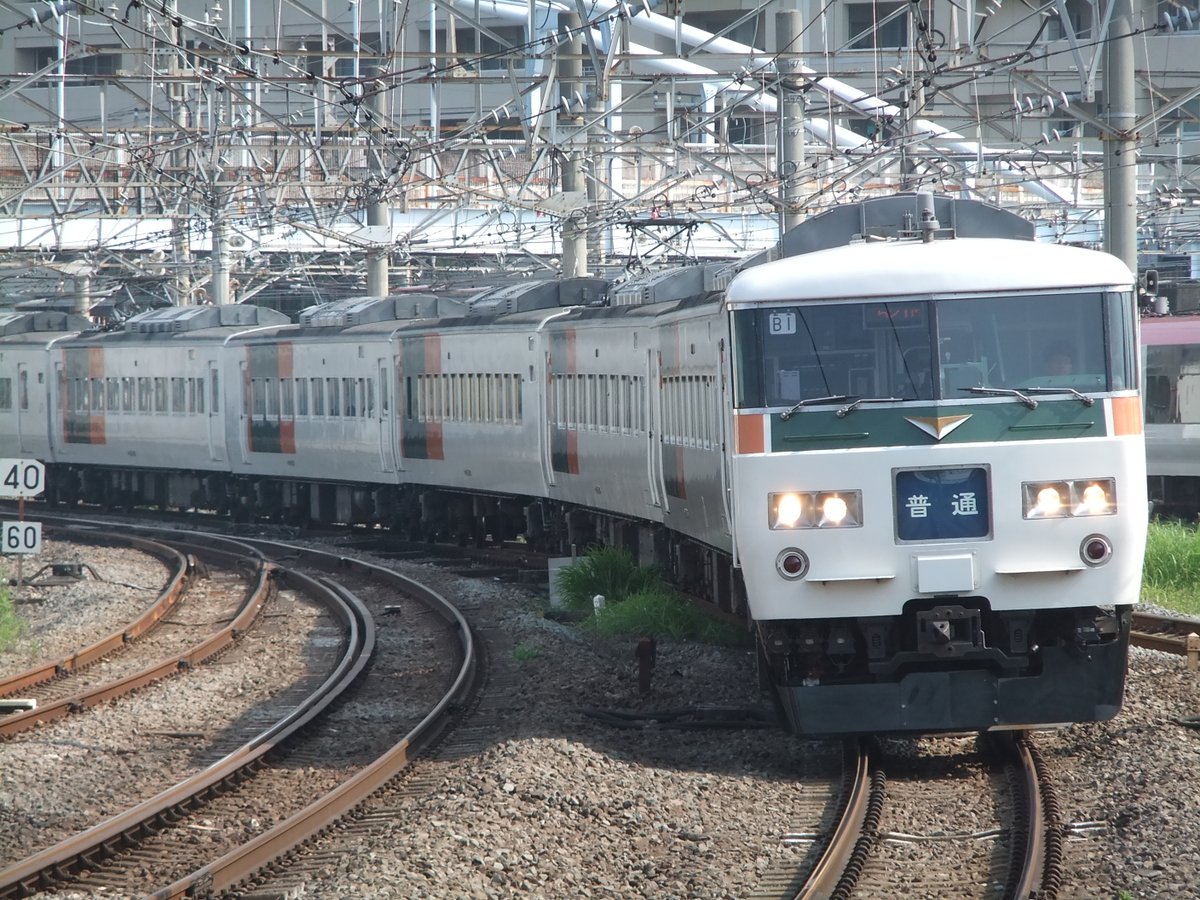 Tomo_Ishigaki's tweet photo. 「我が家に眠るちょっと懐かしの鉄道写真シリーズ」
185系の普通列車伊東行き
東京方の付属編成のヘッドマークが不具合で白幕でした
＠大船駅2011.5.18
#185系 #521M https://t.co/ozzmPNTPDH