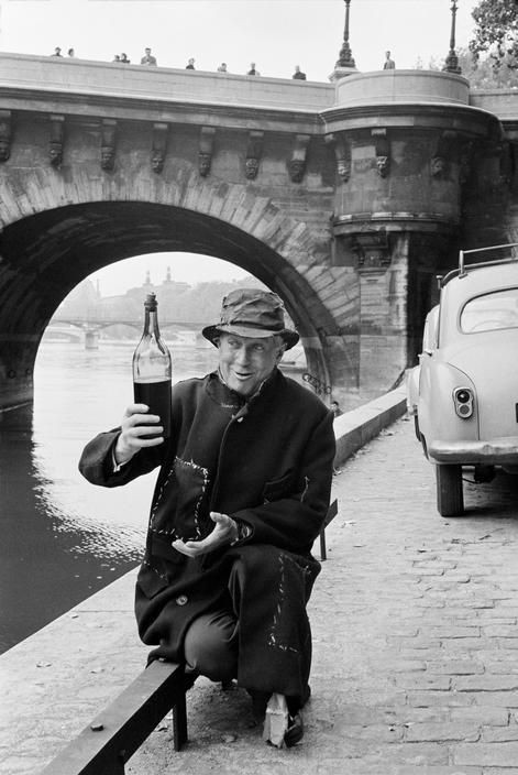 Erich Lessing. Maurice Chevalier illustrant une de ses chansons près du pont Neuf 1954. À la vôtre!