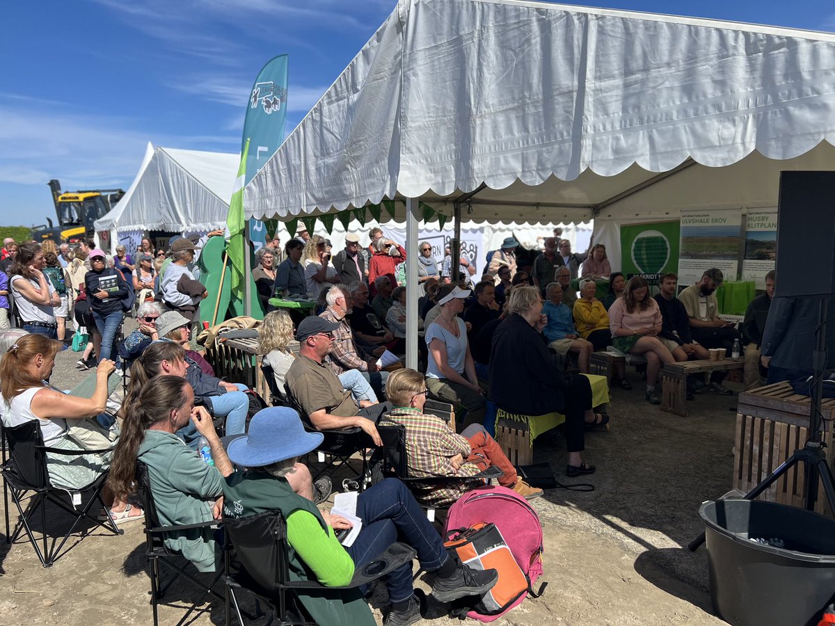 MariusEnzo's tweet photo. Absolut fuldt hos til Alternativets debatter på Naturmødet! 
Debatterne er omkring den 3.limfjordsforbindelse med Louise Faber &amp; @danielnyboe. 
Naturnationalparker med @MortenDDHansen, @TorstenGejl @runeengelbreth! 
Senere hen er der debat med @Heunicke samt @AlexanderDDT 🌱 https://t.co/LAQJUFclRa