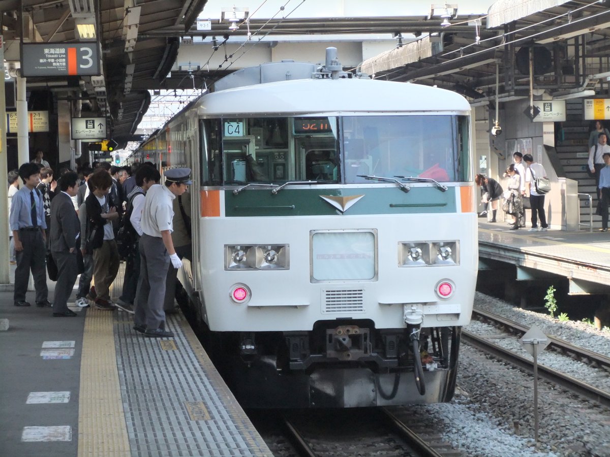 Tomo_Ishigaki's tweet photo. 「我が家に眠るちょっと懐かしの鉄道写真シリーズ」
185系の普通列車伊東行き
東京方の付属編成のヘッドマークが不具合で白幕でした
＠大船駅2011.5.18
#185系 #521M https://t.co/ozzmPNTPDH