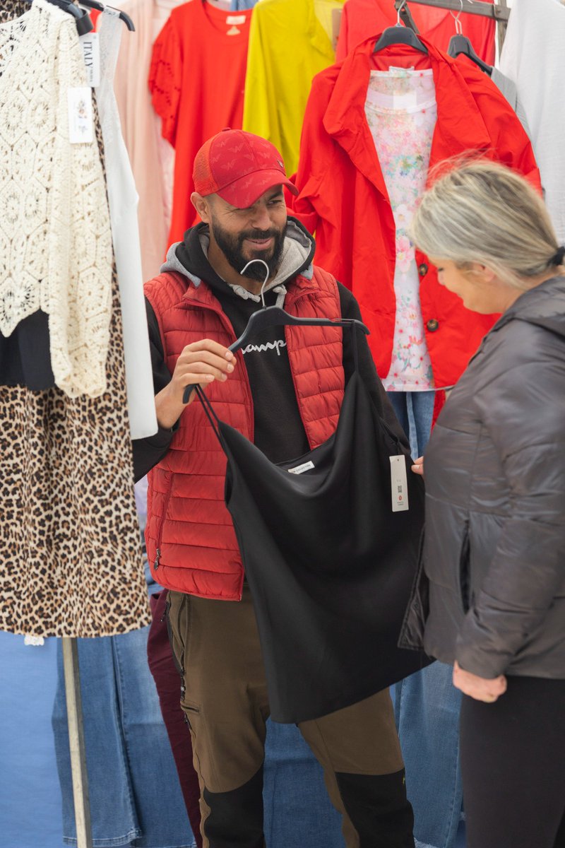 Després de les obres a la plaça Major, el Mercat Setmanal dels divendres ha tornat, avui,  a la seva ubicació habitual.