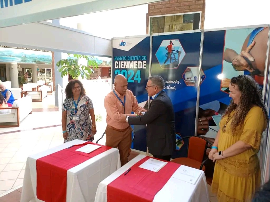 En el marco de #CIENMEDE2024 , se realiza la firma del Convenio de colaboración entre el @imdcuba y el Complejo Científico Ortopédico Frank País. #MasCienciaMasSalud #CienciaCubana