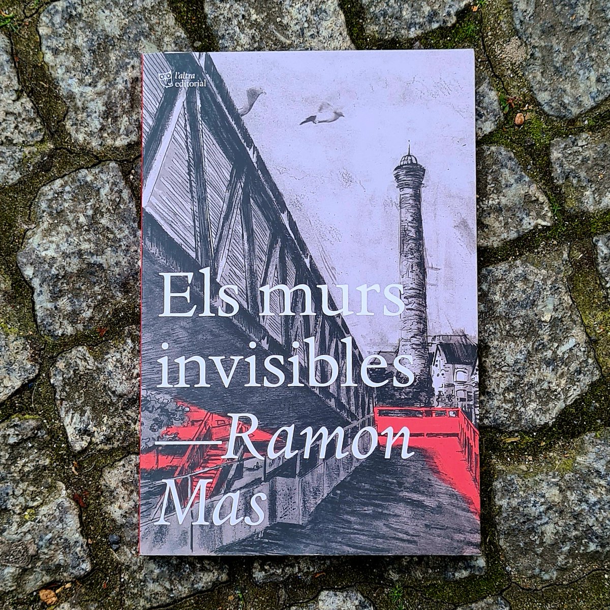 JofreFont's tweet photo. #ElsMursInvisibles de #RamonMas pot tenir esperit romàntic, l'amistat juvenil és el tema, però no cau en el romantitzar res, perquè el que hi regna és la sobrietat.
El suïcidi també hi és, calia to adequat i el troba posant temps entre els fets reals i aquest relat retrospectiu🧵 https://t.co/2nF8hCdqM2