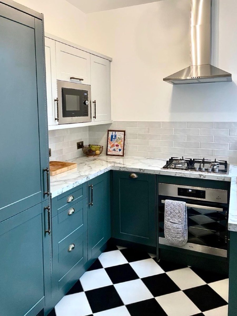#BuyingLondon but make it affordable luxury for all 🏡 - Infinity Shaker Classic in Forest Green & Fossil Grey - Calacatta Cloud Gloss Luxury Laminate #WrenKitchens #Wrenovation #KitchenDesign #KitchenStyle #KitchenReno #HomeDiaries #KitchenIdeas #ShakerKitchen