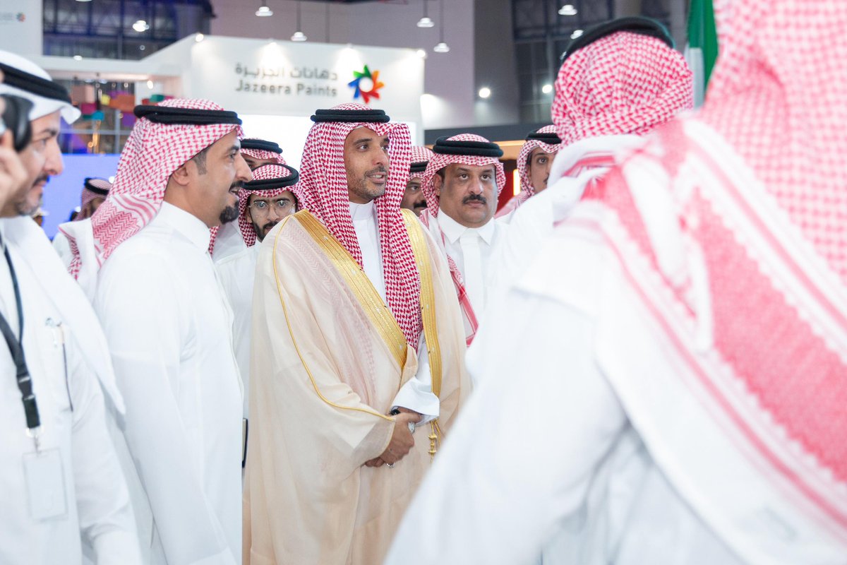 AJali_2030's tweet photo. كان معرض الصناعة في عسير في نسخته الثانية والذي نظمته @abhachamber بدعم من بلدية @KHM_SA مميز يليق بصناعة عسير حيث كان الاقبال عليه كبير جداً خلال ايامه الثلاث.

وكان حواري مع قيادات غرفة ابها والمصنعين اثناء زيارتنا للمعرض يدور حول توقعنا هذا العام والعام المقبل بزيادة الطلب من قبل البلديات وملاك المباني على مواد البناء خاصة مواد واجهات المباني والمحلات التجارية والمنازل ومواد الارضيات والخرسانة وغيرها وذلك بفضل الحراك الذي تقوده امانة عسير لمعاجة التشوه البصري.

ولذلك نهيب بالمصنعين والمقاولين التوسع في قدراتهم التشغيلية والتوريد داخل وخارج عسير والمحافظة على اعلى معايير الجودة وتقديم اسعار تنافسية تسمح بدفع عجلة الصناعة في عسير لتصبح #عسير_كذا_أجمل لأن #عسير_تهوّل