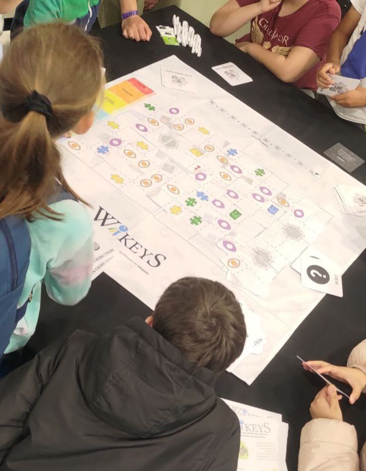 🕹️ Les <a href="/DigitalGames92/">Hauts-de-Seine Digital Games</a> sont lancés !
📍 Retrouvez nous au stand F-05 pour jouer à #Wikeys jusqu'à demain, 17h
📸 Aujourd'hui, place aux scolaires : ici un groupe de 6e bien déterminé à atteindre l'article de qualité (plot twist : ils ont atteint le label "bon article", bien joué)