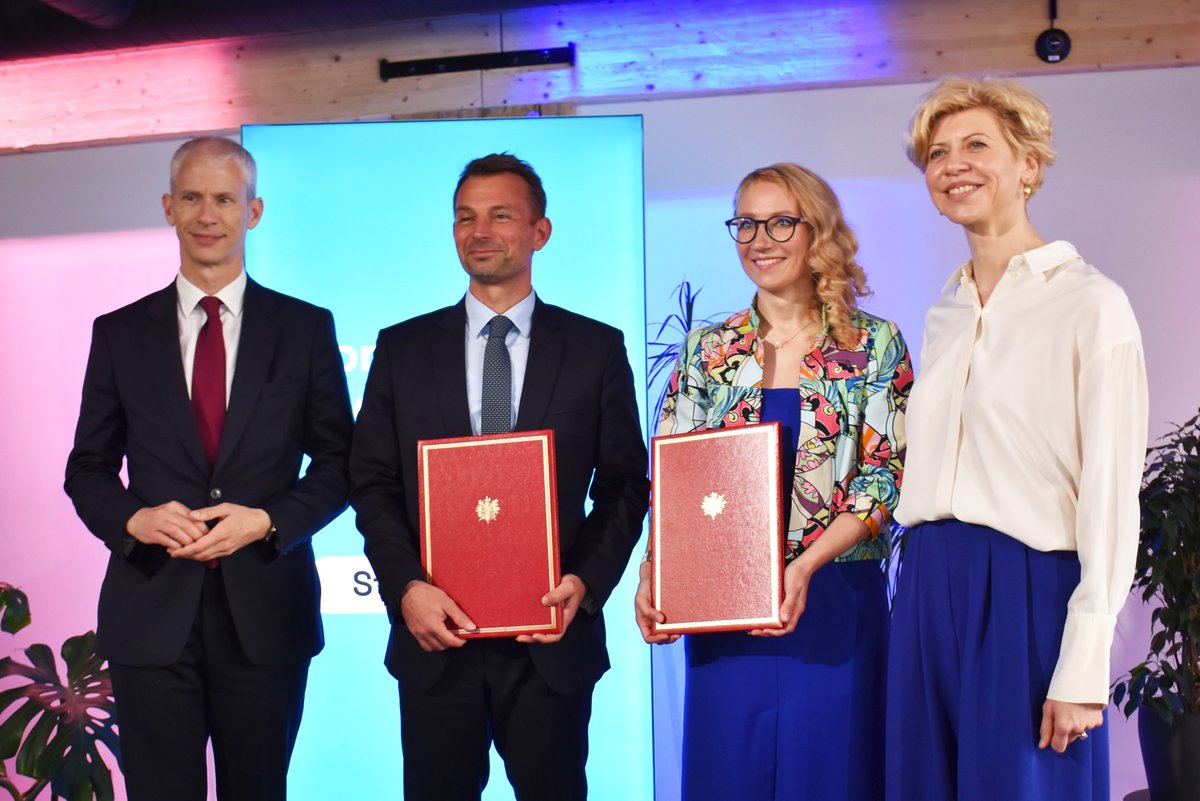 France en Lettonie (@francijalatvija) on Twitter photo Atskats uz ministra <a href="/franckriester/">Franck Riester</a> vizīti Rīgā.
Tās centrā Francijas-Latvijas Biznesa forums, kurā piedalījās vairāk nekā 200 uzņēmumi, <a href="/RailBaltica/">RailBalticaOfficial</a> pamattrases būvniecības uzsākšana🇱🇻, 🇫🇷atbalsts franču valodas mācīšanai & politiskās konsultācijas sabiedrotajām un partnerēm🇫🇷🇱🇻 Atskats uz ministra <a href="/franckriester/">Franck Riester</a> vizīti Rīgā.
Tās centrā Francijas-Latvijas Biznesa forums, kurā piedalījās vairāk nekā 200 uzņēmumi, <a href="/RailBaltica/">RailBalticaOfficial</a> pamattrases būvniecības uzsākšana🇱🇻, 🇫🇷atbalsts franču valodas mācīšanai & politiskās konsultācijas sabiedrotajām un partnerēm🇫🇷🇱🇻