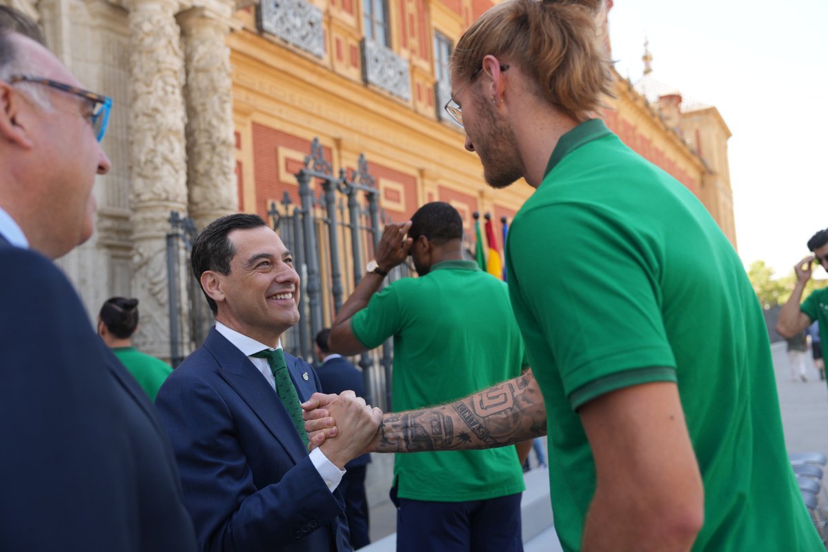 ¡Recibimos a unos CAMPEONES en San Telmo! Son ejemplo de que jugar en equipo, al lado de una gran afición, te lleva al éxito.

¡Enhorabuena al <a href="/unicajaCB/">UnicajaCB</a> por la #BasketballCL y su temporada histórica!

Orgulloso de que llevéis el nombre de #Andalucía por Europa.

#YoSoyDelUnicaja