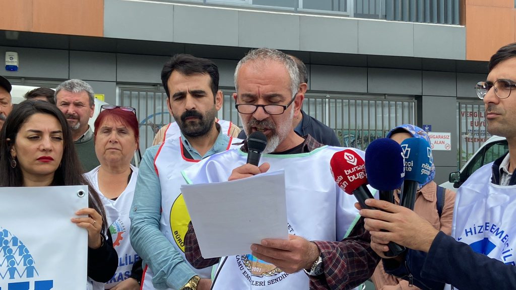 YOKSULLUK, İŞSİZLİK, GÜVENCESİZLİK PAKETİNE HAYIR! Halkın Boğazını Sıkma Paketine Karşı KESK Bursa Şubeler Platformu olarak Üçevler Vergi Dairesi önünde basın açıklaması gerçekleştirdik.