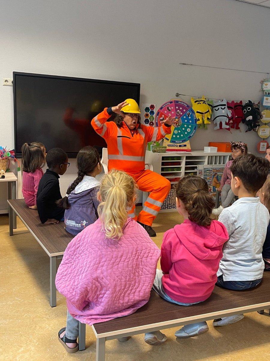 Een eigen boek is helaas niet voor ieder kind vanzelfsprekend. Vanochtend waren we met <a href="/pvdaenschede/">PvdA Enschede</a> op pad om op basisscholen het prentenboek ‘Kom uit die kraan’ uit te delen aan de jongste kids. Dit was mogelijk dankzij de actie 'Geef een prentenboek cadea'💪💚❤️