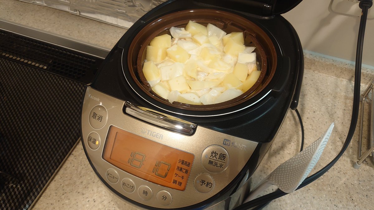 momomuken's tweet photo. 流行りに遅れて #tacook でシュクメルリ松●風定食を作れるか実験

手羽元には熱が入ったのですが、具材を詰めすぎたのか細かくしたじゃがいもは固めになっちゃいました

今度は薄くスライスして量減らすぞ

残念ながら味と匂いは分からないのだがそれもシュクメイ（審議中）

#MOMOSキッチン https://t.co/4GwlhXV6xD