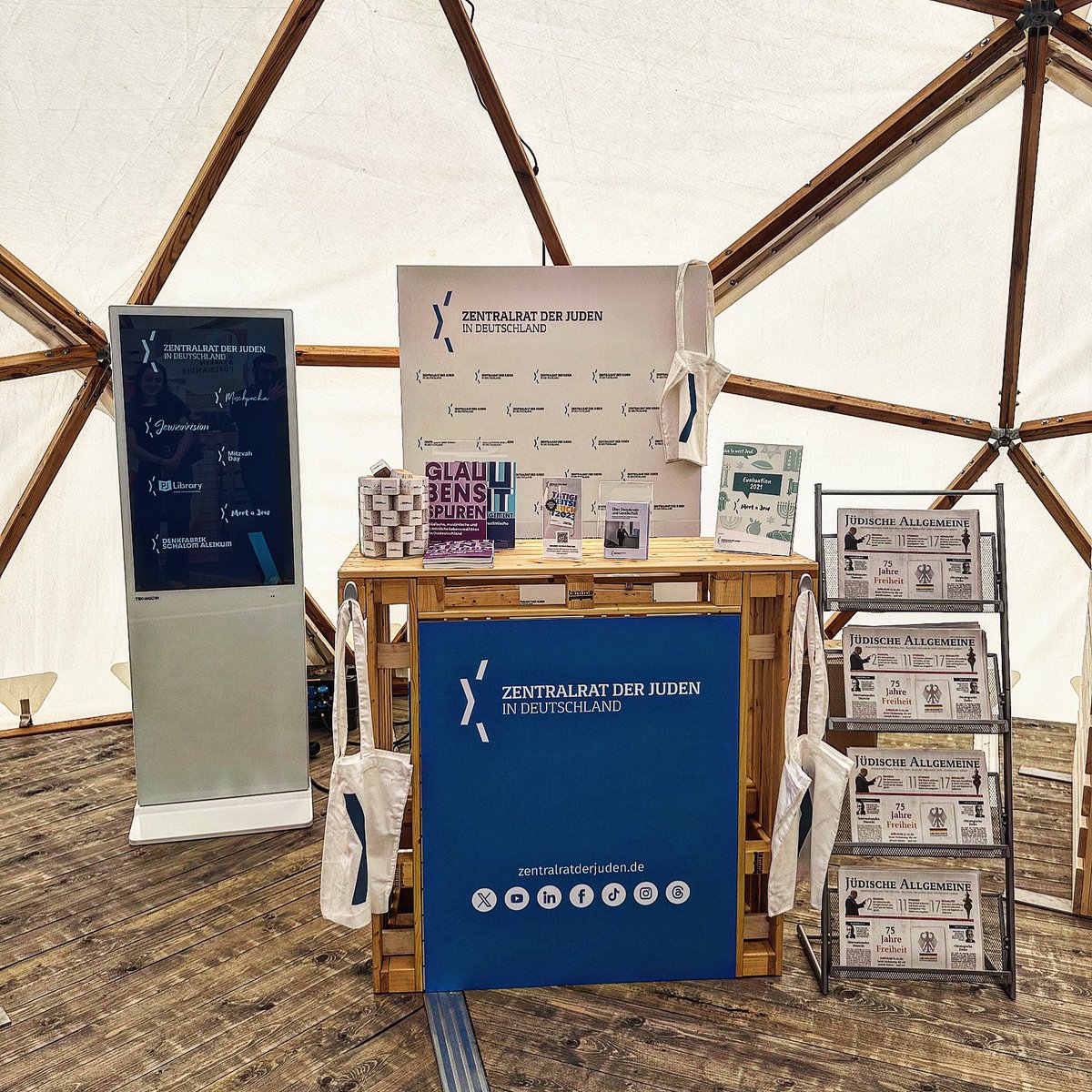 Der Stand des Zentralrats auf dem #Demokratiefest ist ready. Wir freuen uns über viele Besucher, mit denen wir über unsere Arbeit sprechen können, u.a. über unsere Begegnungsprojekte Meet a Jew und die Denkfabrik Schalom Aleikum. Kommt gerne vorbei, direkt am Eingang