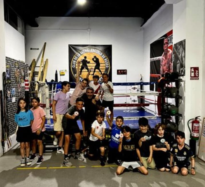 _Grados_'s tweet image. 🏅 #gradosboxeo | Los deportistas del #ClubDeLaLuchaDeMadrid lucen sus distintivos de Grados. 

➡️Este club, con el Sello de Calidad Deportiva, certifica el nivel de sus boxeadores con el #IINS 

 💪¡Ya somos más de 20.000 certificados! 

#DeporteEspañol