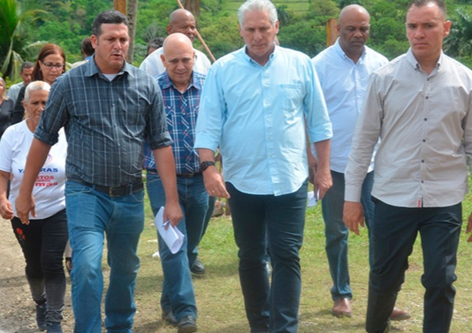 Recorre caminos, montañas, provincias, municipios, conociendo historias de productores, campesinos, obreros, amas de casa, vínculo total con el pueblo.
Así se hace presidente <a href="/DiazCanelB/">Miguel Díaz-Canel Bermúdez</a>. 
 #YoSigoAMiPresidente