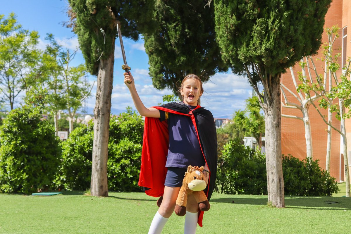 Las alumnas de 5º de Primaria han demostrado que las clases de historia son mucho más divertidas, entretenidas y significativas cuando se sumergen en
sus personajes de una manera dinámica y teatral.