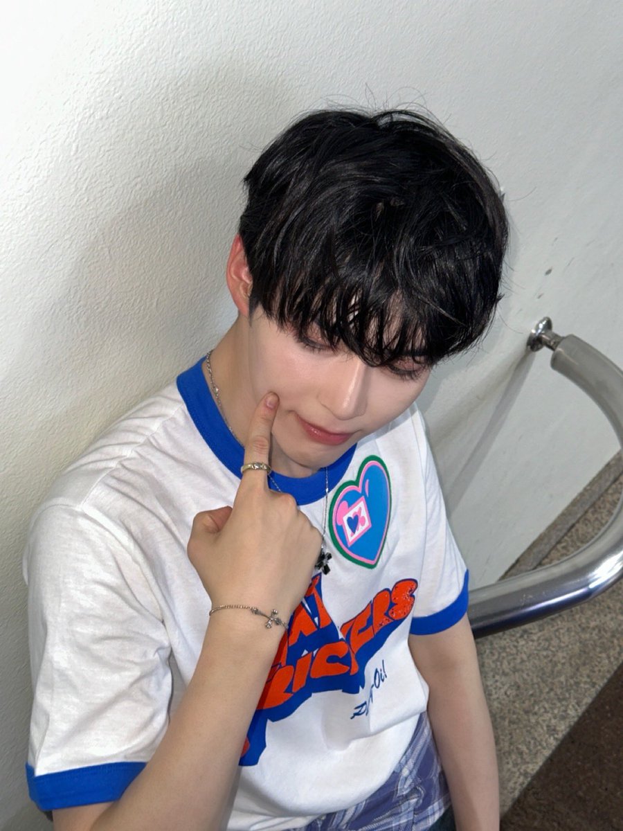 ZB1_official's tweet image. _💌

제로즈~🌹
뮤직뱅크 1위 고마워요 :) 공중파 첫 1위였는데 느낌도 새롭고 앵콜 라이브도 한 번 더 할 수 있어서 재밌고 행복했어요❤️ 이따 팬 사인회에서 보자~~
사랑해요💌

#SUNGHANBIN #성한빈
#ZEROBASEONE #ZB1 #제로베이스원