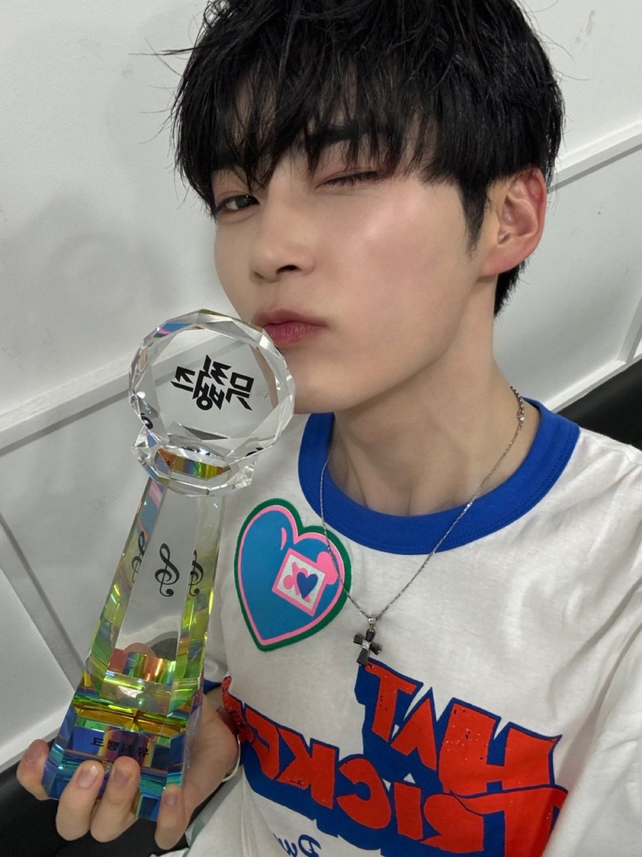 ZB1_official's tweet image. _💌

제로즈~🌹
뮤직뱅크 1위 고마워요 :) 공중파 첫 1위였는데 느낌도 새롭고 앵콜 라이브도 한 번 더 할 수 있어서 재밌고 행복했어요❤️ 이따 팬 사인회에서 보자~~
사랑해요💌

#SUNGHANBIN #성한빈
#ZEROBASEONE #ZB1 #제로베이스원