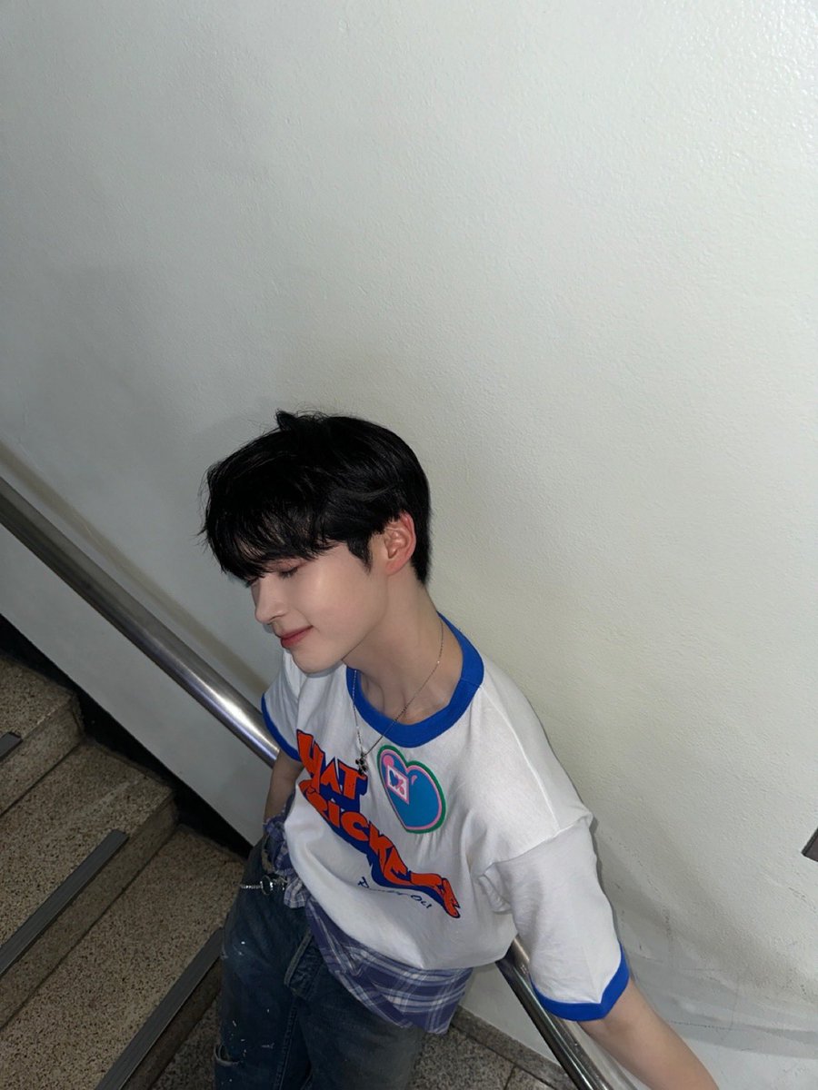 ZB1_official's tweet image. _💌

제로즈~🌹
뮤직뱅크 1위 고마워요 :) 공중파 첫 1위였는데 느낌도 새롭고 앵콜 라이브도 한 번 더 할 수 있어서 재밌고 행복했어요❤️ 이따 팬 사인회에서 보자~~
사랑해요💌

#SUNGHANBIN #성한빈
#ZEROBASEONE #ZB1 #제로베이스원