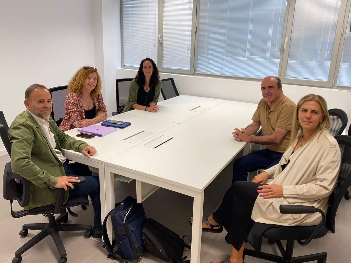 🤗¡Bienvenida Pinep Experience! La EBC <a href="/InfoUMA/">Universidad de Málaga</a>, se ha instalado en uno de los espacios de incubadora del <a href="/vestudiantesUMA/">Vicerrectorado de Estudiantes y Empleabilidad UMA</a>
Ayer, nuestro vicerrector Juan Carlos Rubio les hizo entrega de las llaves de su oficina, y junto a nuestro director <a href="/AntPenafiel/">Antonio Peñafiel</a> les dieron la bienvenida 🎉