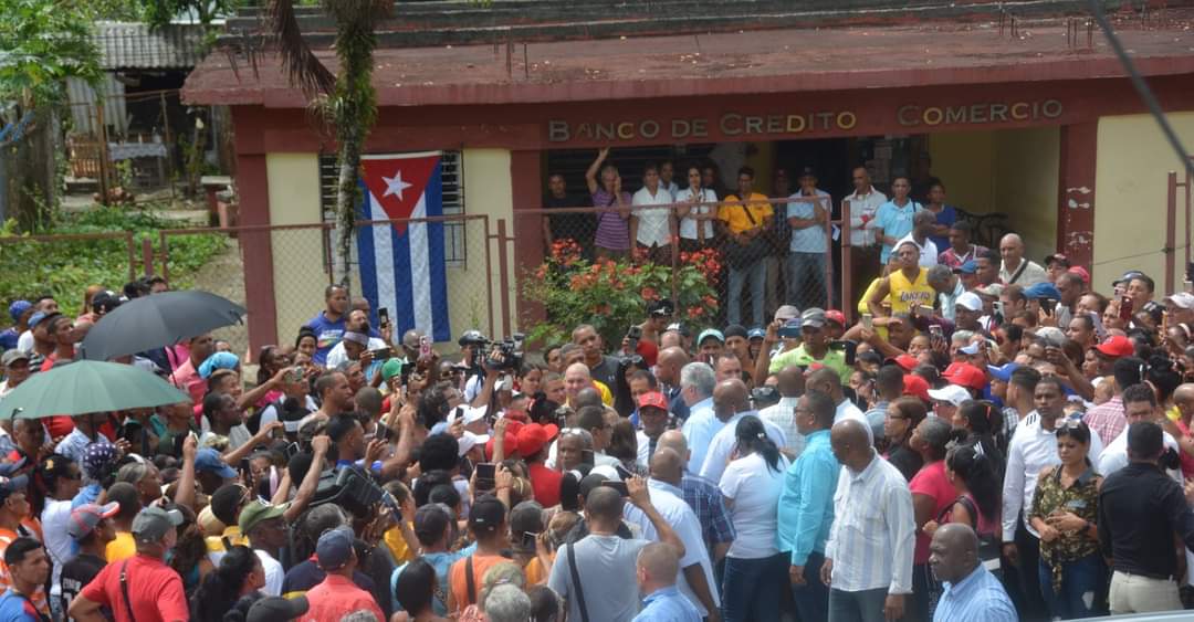 |El Presidente @DiazCanelB con el pueblo de #Yateras❤️ #YoSigoAMiPresidente #UnidosXCuba 🇨🇺🇨🇺