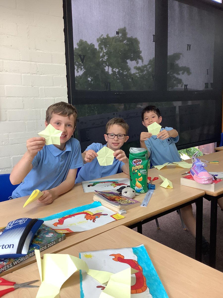 MrGrovesY4's tweet photo. We were so lucky to have visitors to teach us all about Chinese festivals 🇨🇳 #GPSGeography https://t.co/yaQnff9qAG