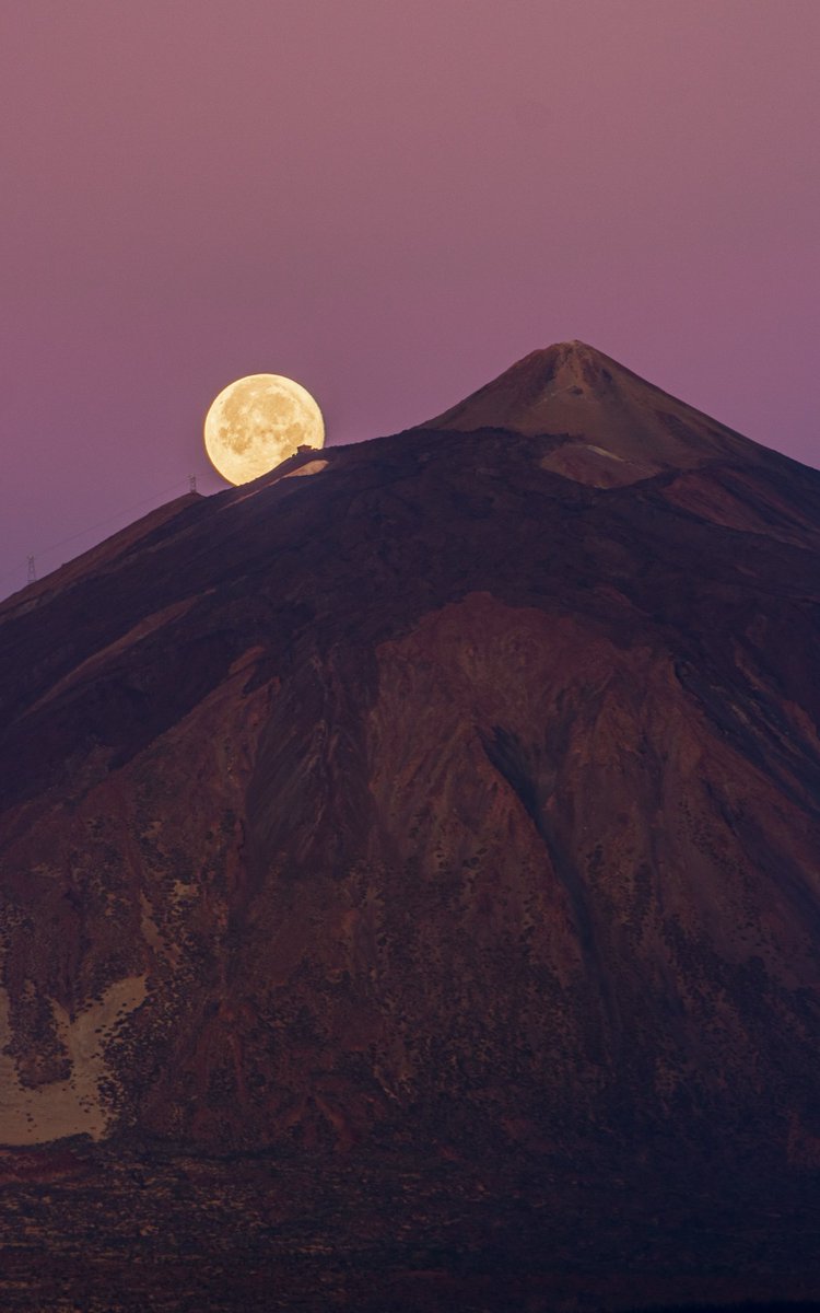 La luna llena de mayo 'descendiendo' en teleférico 🚡 sobre El Teide.