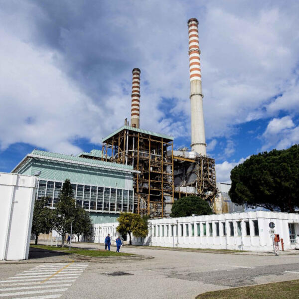 🏭Corigliano Rossano: le #ciminiere @enelenergia saranno demolite entro il 2026. ⏰Avviato il cantiere di #Bonifica, Enel ha reso noto il cronoprogramma che prevede la #demolizione delle due ciminiere. 👇Leggi l'articolo su Recoverweb: recoverweb.it/corigliano-ros…