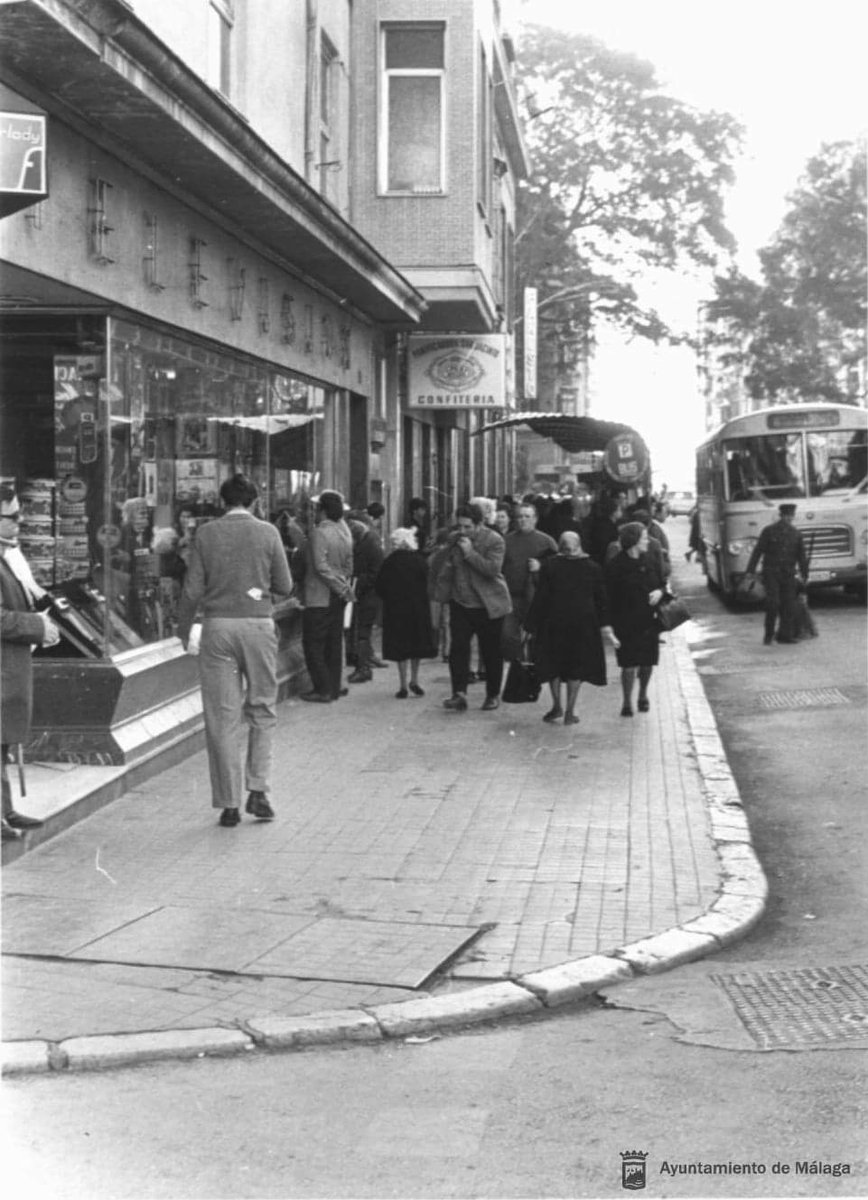 Queremos desear a nuestros usuarios y seguidores un estupendo fin de semana con esta curiosa imagen de Puerta del Mar en los años 60 del pasado siglo XX. #FelizViernesParaTodos