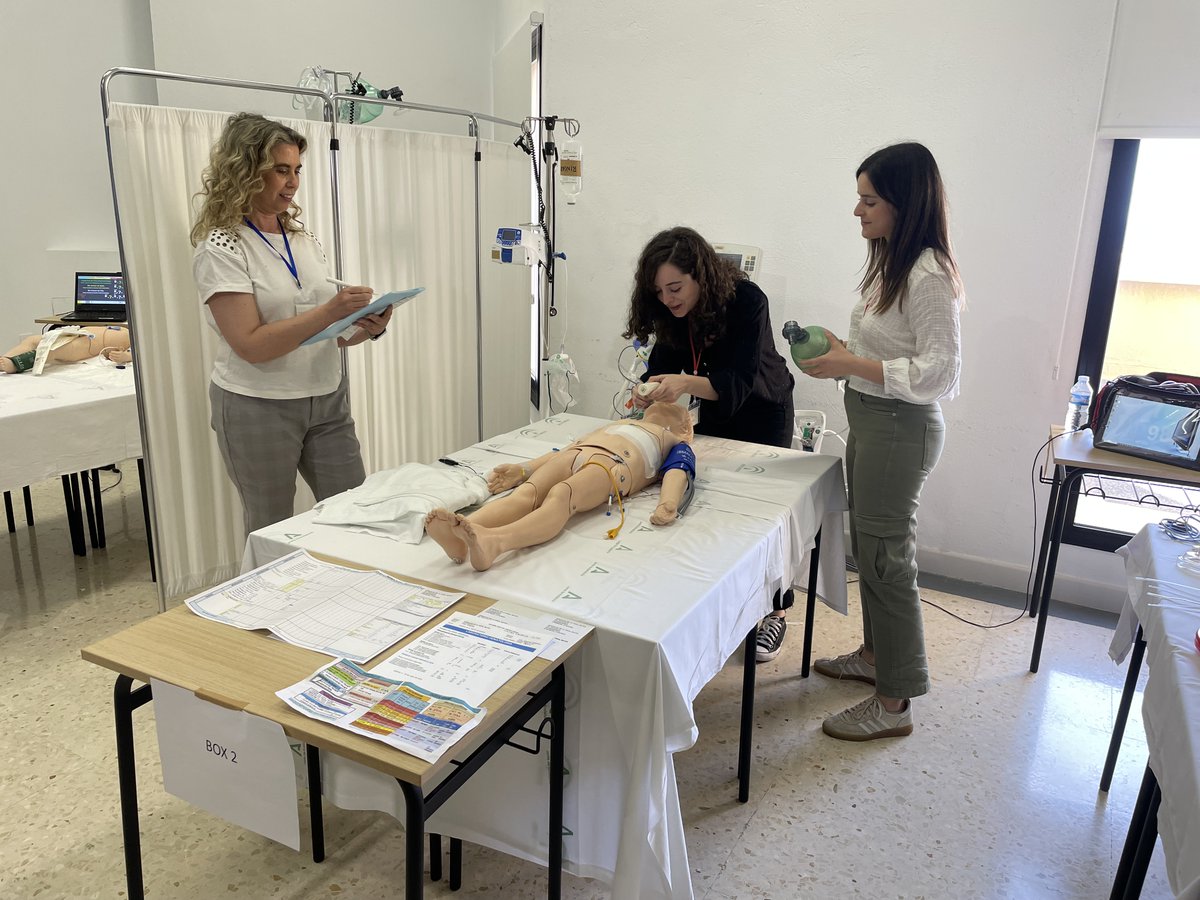 ClinicaNavarra's tweet photo. La Dra. Mónica Riaza, responsable de la UCI Pediátrica y Neonatal, imparte un taller de simulación de guardia en cuidados intensivos pediátricos en el Congreso #SECIP @lasecip junto a especialistas de centros de @ComunidadMadrid, Vizcaya y @U_D_Almeria https://t.co/Y1PbWaQk8p