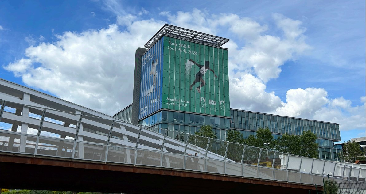 Quand la SNCF célèbre son engagement pour les Jeux Olympiques et Paralympiques de Paris 2024 en habillant ses locaux avec des athlètes SNCF.

#Paris2024 #SNCF #AthlètesSNCF