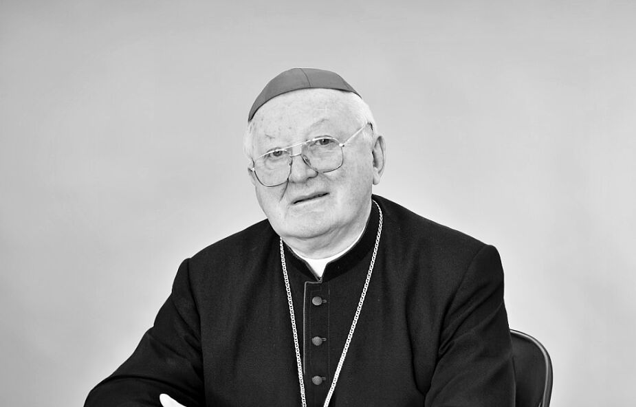 bp Janusz Zimniak (90) - 🇵🇱 duchowny rzymskokatolicki, doktor teologii pastoralnej, biskup senior diecezji bielsko-żywieckiej