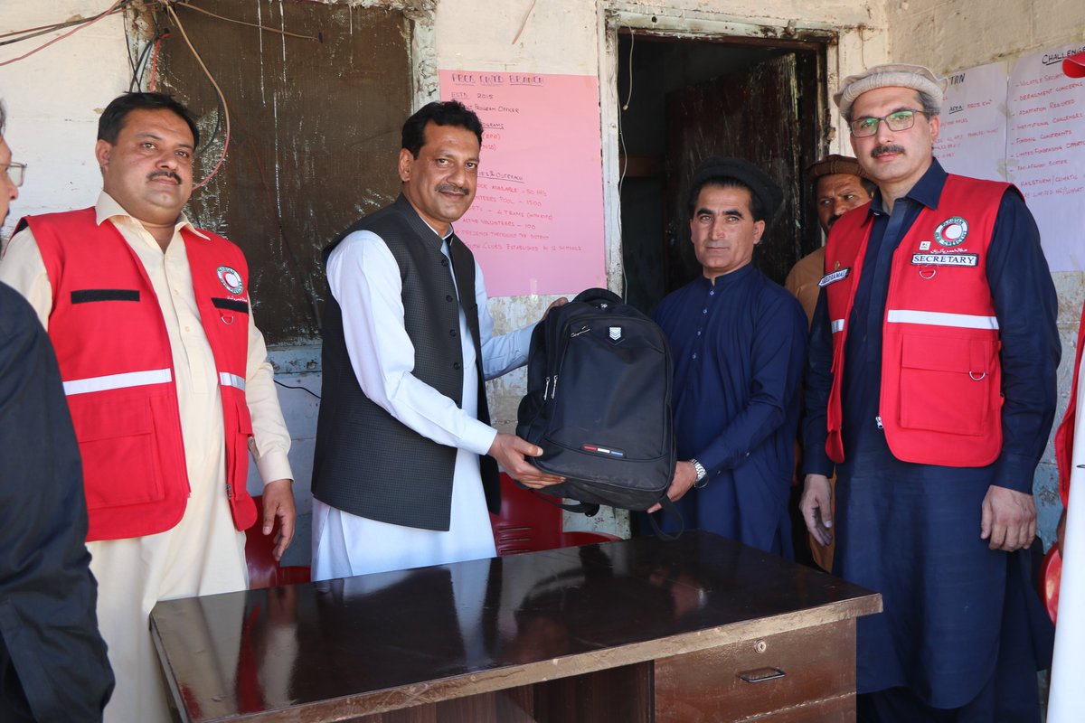 At the @PRC_official branch in South Waziristan, we distributed first aid kits to empower individuals with life-saving skills. In times of crisis, first aid can make all the difference. The ICRC is proud to support initiatives that enhance community resilience and safety.