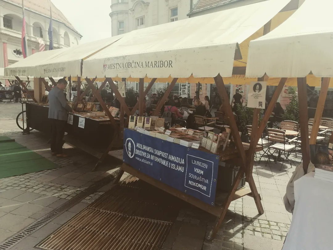 Obiščite knjižni sejem festivala Slovenski dnevi knjige v Mariboru! Muslimanska skupnost Ahmadija - Društvo za informiranje o islamu je na Grajskem trgu samo še danes in jutri. Na stojnici vas čaka množica odličnih knjig. Vse knjige popolnoma brezplačno.