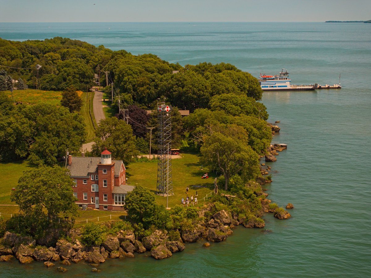 MILLERBOATLINE's tweet image. Another lovely #FF @cindyladage @ImagesNorth @LakeErieNorth @GreatScottFord @1buckeyetom @LiveaMemory @ErieSeaDog @DJonesFox8 @CattMcCreary @joukesp @NancyStonePhoto @PoetOnTheLake @WeatherNation @UnionGapWA @PUT_IN_BAY @visitputinbay 📸 South Bass Island Lighthouse #lakeerielove