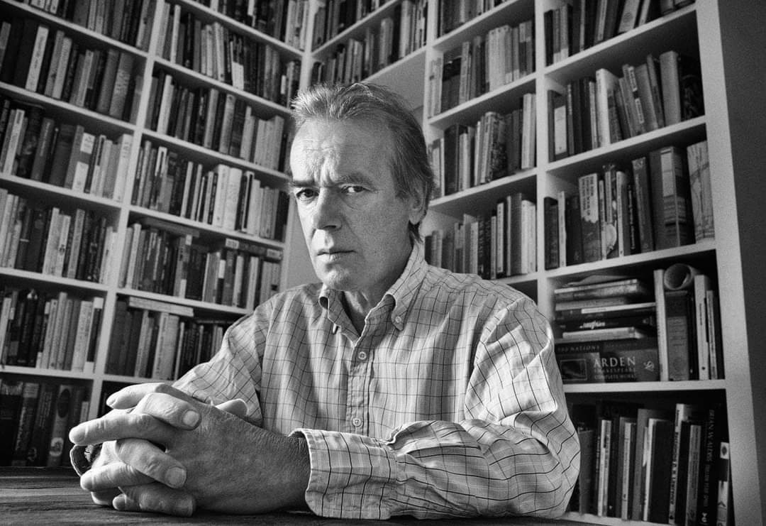 “Cada 10 años eres una persona diferente, y los libros realmente grandes evolucionan contigo a medida que envejeces. Están llenos de nuevas recompensas.” — Martin Amis —